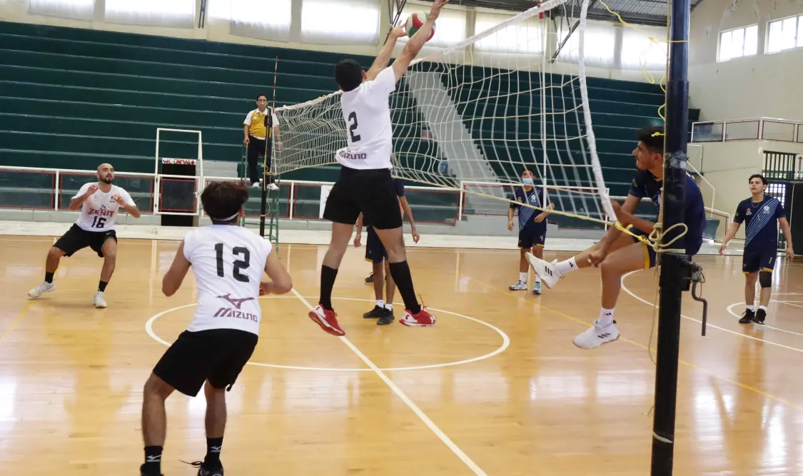 Jugadas intensas durante la gran final disputada en la colonia Loma Bonita, donde se definió al campeón del torneo. Cortesía