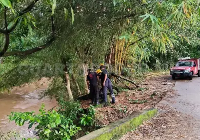 Realizan búsqueda de joven arrastrado por el río