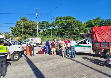 Termina hospitalizado tras impacto contra camioneta