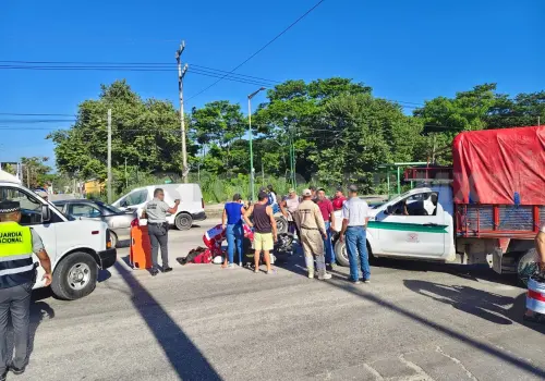 Termina hospitalizado tras impacto contra camioneta
