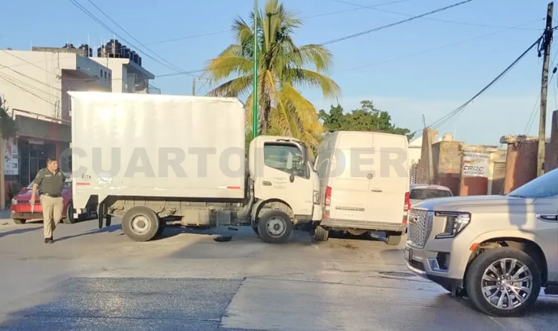 Tránsito y Vialidad llegó rápidamente para brindar la ayuda a los involucrados y restablecer la circulación. Genaro Sánchez / CP