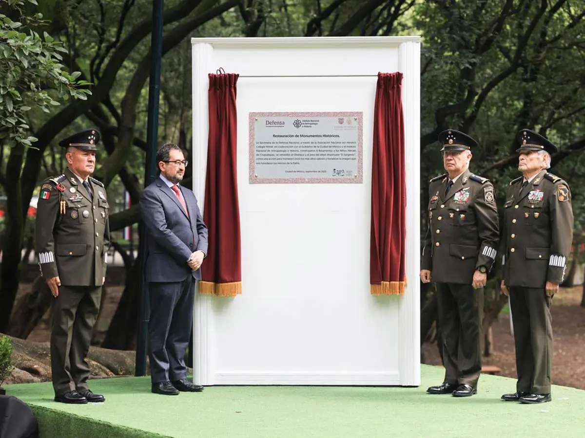 Escribieron con sangre una página de historia. Defensa preside ceremonia de restauración de monumentos alusivos a Niños Héroes. El Universal
