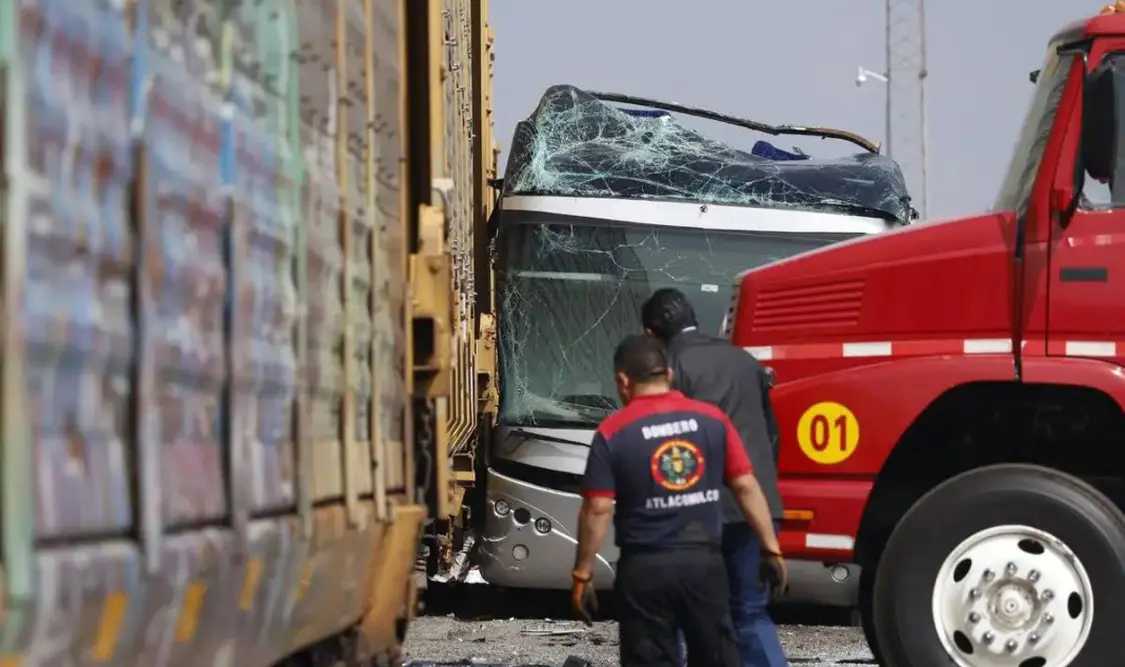 Tren embiste a autobús de pasajeros; hay 8 muertos