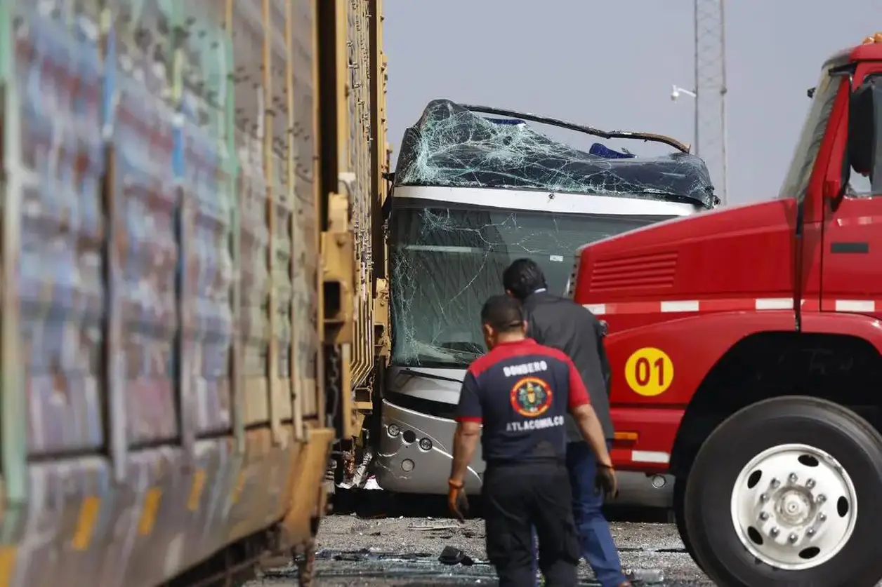 Tren embiste a autobús de pasajeros; hay 8 muertos