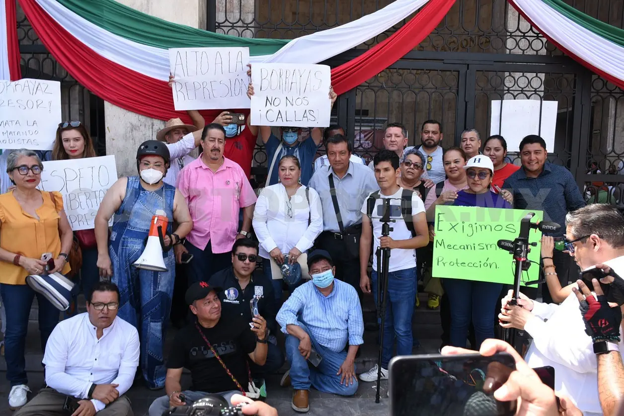 La marcha de periodistas culminó a las afueras del Congreso del Estado. Guillermo Ramos / CP