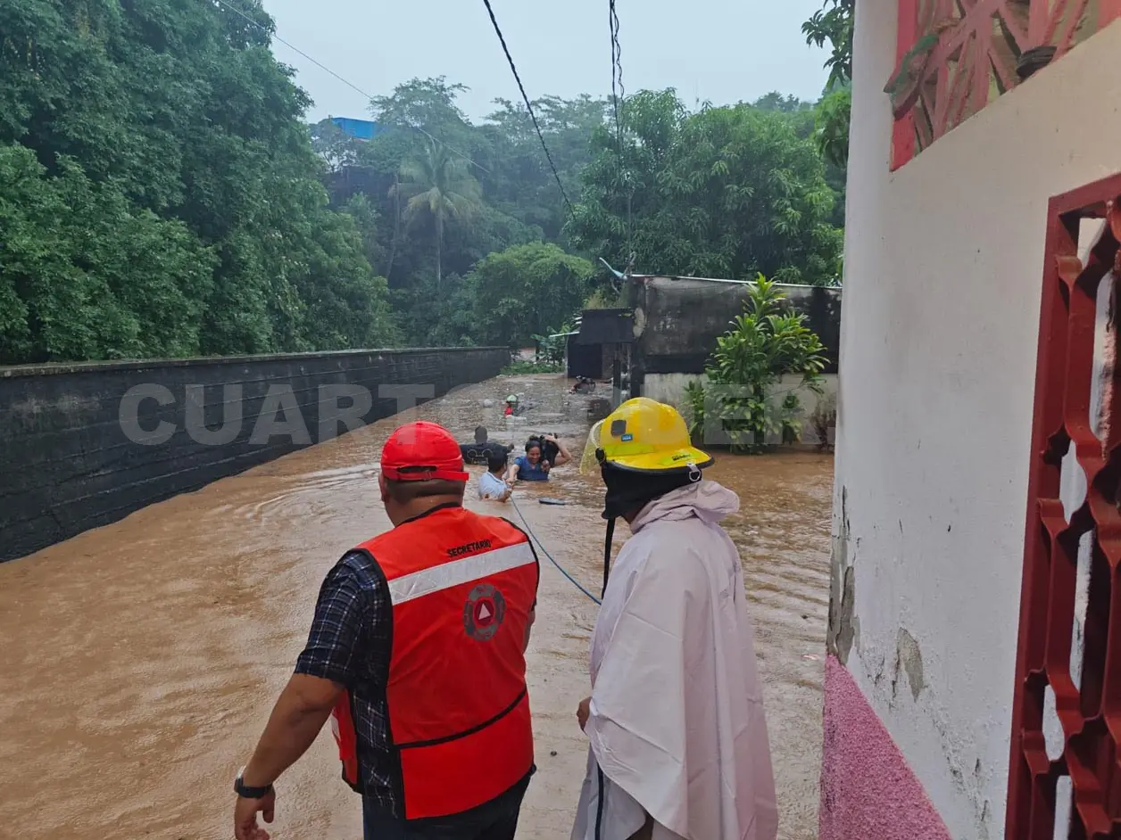 Varias familias tuvieron que ser evacuadas en forma preventiva debido al desbordamiento del río Texcuyuapan. Rafael Victorio / CP