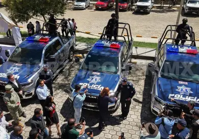 Entregan patrulla y equipo a policía en San Cristóbal