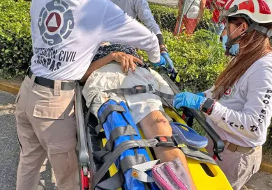 Confirman deceso de mujer tras ser arrollada por taxi