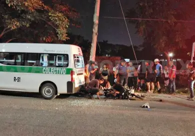 Motociclista se estampa en la parte trasera de combi