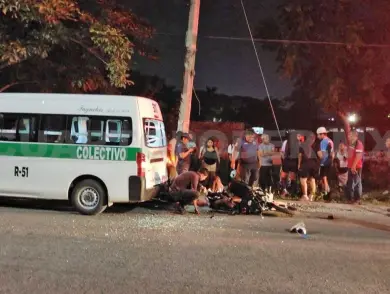 Motociclista se estampa en la parte trasera de combi