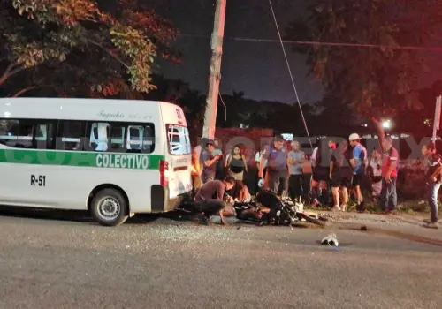 Motociclista se estampa en la parte trasera de combi