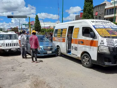 Conductora de sedán causa una carambola