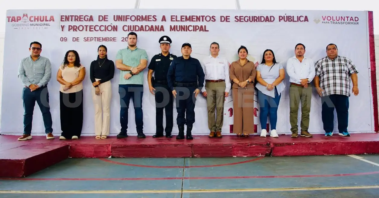 El edil entrega equipo en reconocimiento por la loable labor de los elementos de seguridad. Cortesía