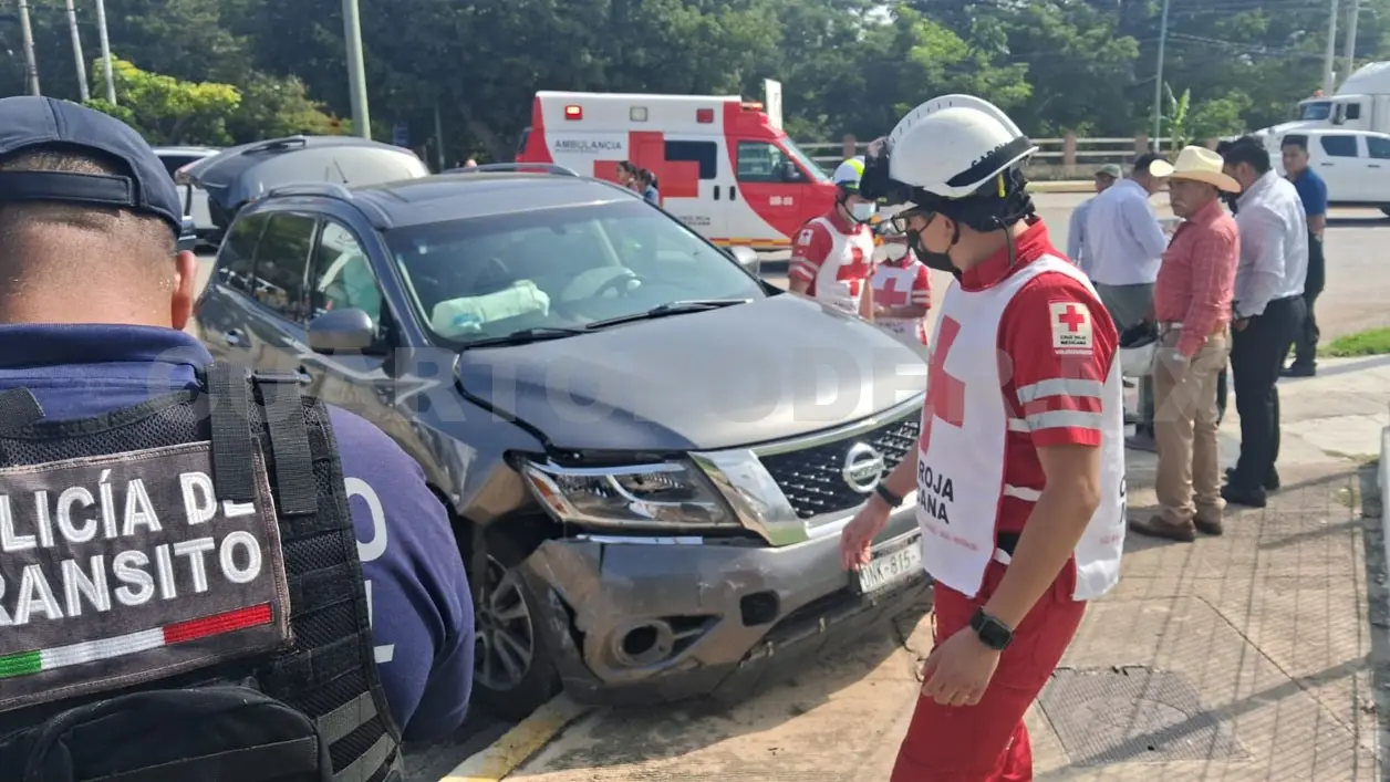 El percance movilizó a policías, así como a paramédicos de la Cruz Roja Mexicana. Ulises Villalobos / CP