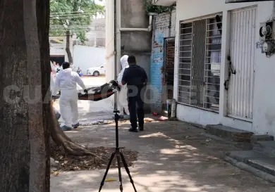 Se ahorca sujeto en el pasillo de una vivienda