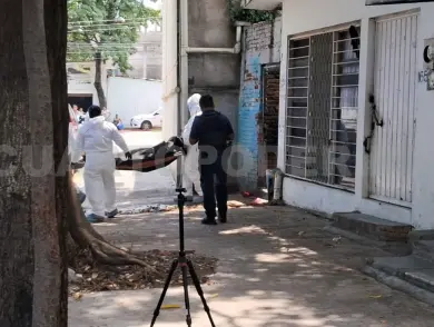 Se ahorca sujeto en el pasillo de una vivienda