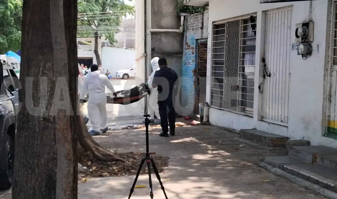 Se ahorca en el pasillo de una vivienda