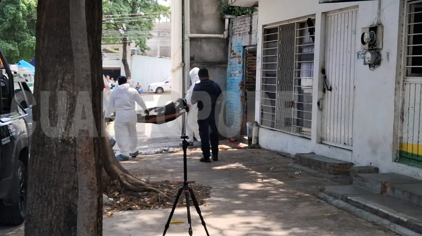 Se ahorca en el pasillo de una vivienda