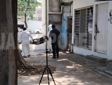 Se ahorca en el pasillo de una vivienda