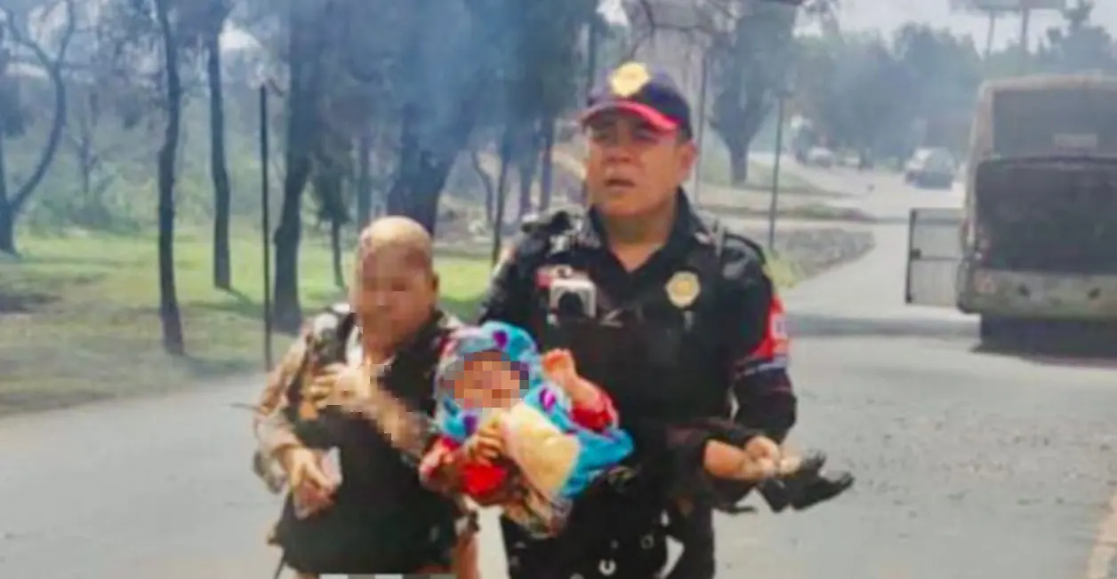 Alicia caminó con Jazmín en brazos en busca de ayuda y se encontró con un policía quien no dudó en tomar a la pequeña en sus brazos para ayudarlas. El Universal