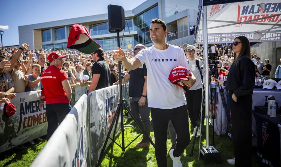 Charlie Kirk fue herido de bala mientras daba un discurso. Cortesía