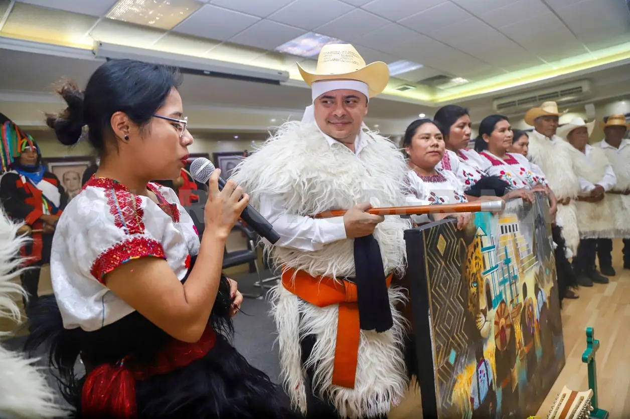 Durante este encuentro, el magistrado Moreno Guillén fue honrado con el traje típico de la región. CP