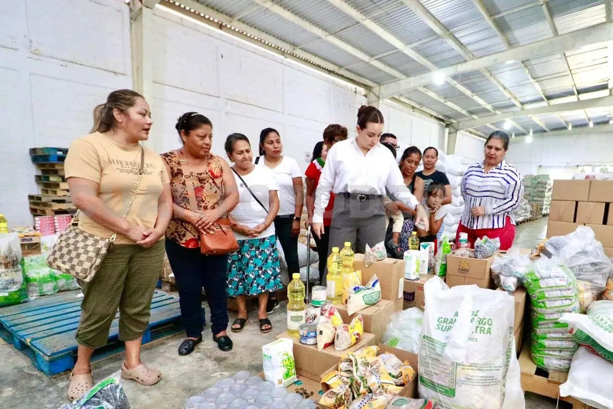 Entrega Valeria Rosales insumos para desayunos