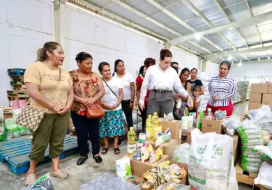 Entrega Valeria Rosales insumos para desayunos