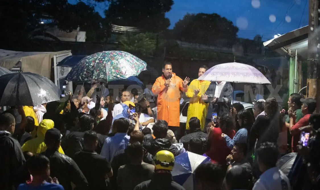 El gobernador Eduardo Ramírez Aguilar encabezó la entrega de apoyos a familias de la colonia Campestre Corlay. CP