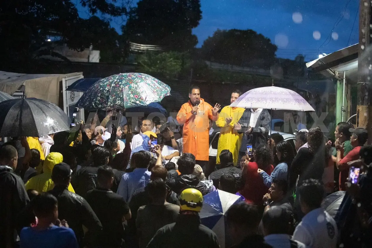 El gobernador Eduardo Ramírez Aguilar encabezó la entrega de apoyos a familias de la colonia Campestre Corlay. CP
