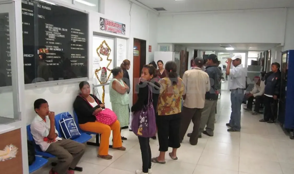 Refieren que el médico se la pasa horas encerrado en su oficina. Noel Vázquez / CP