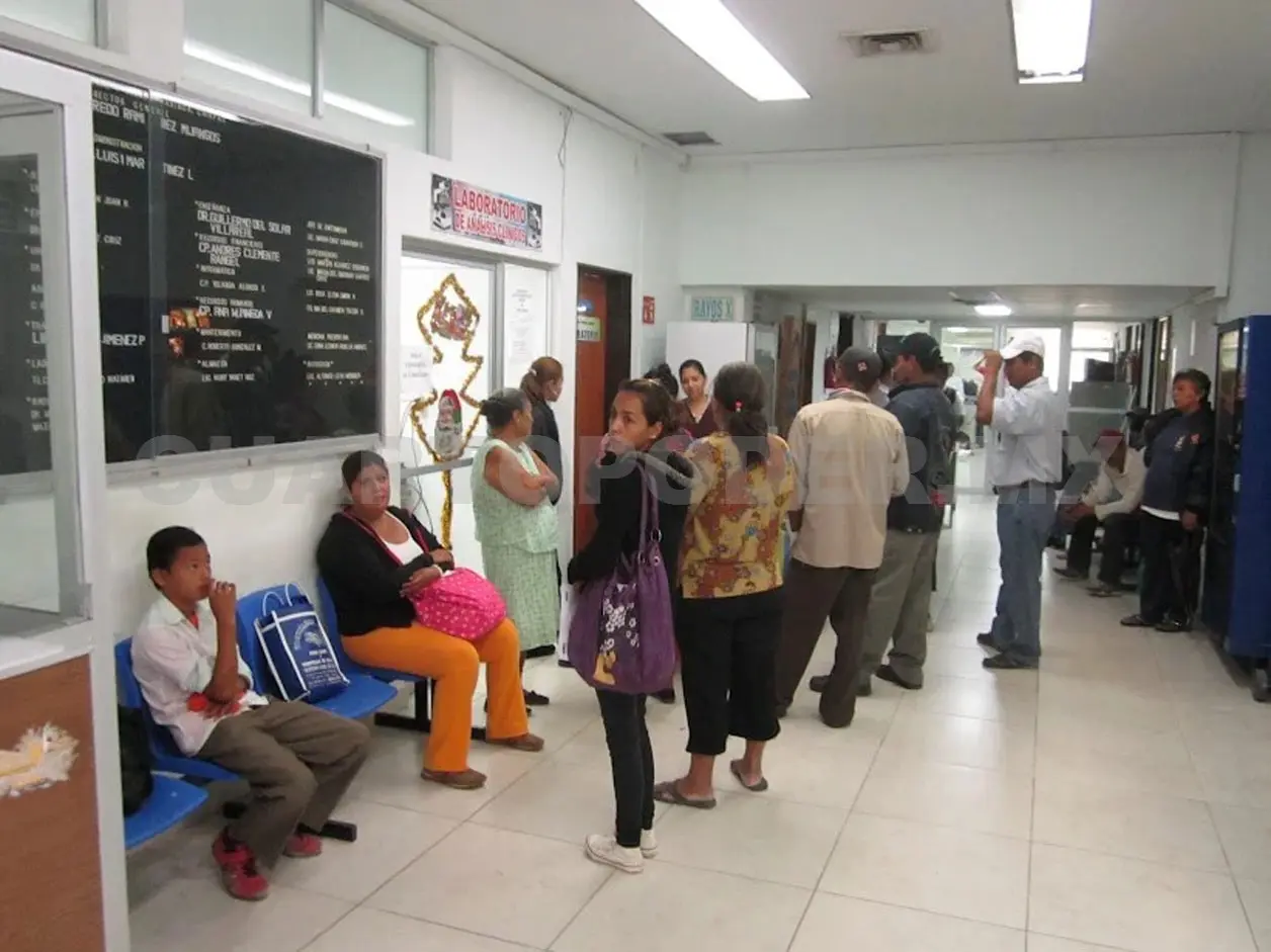 Refieren que el médico se la pasa horas encerrado en su oficina. Noel Vázquez / CP