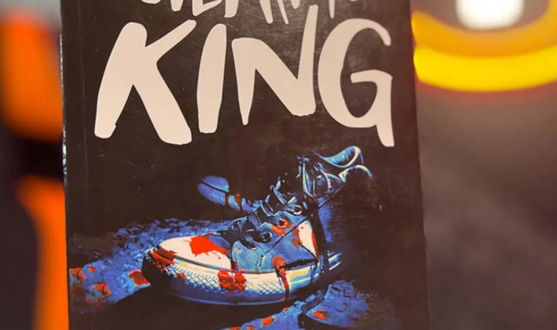 Stephen King publicó esta novela distópica en 1979, como un libro de bolsillo, bajo el seudónimo de Richard Bachman, con el título original de The long walk