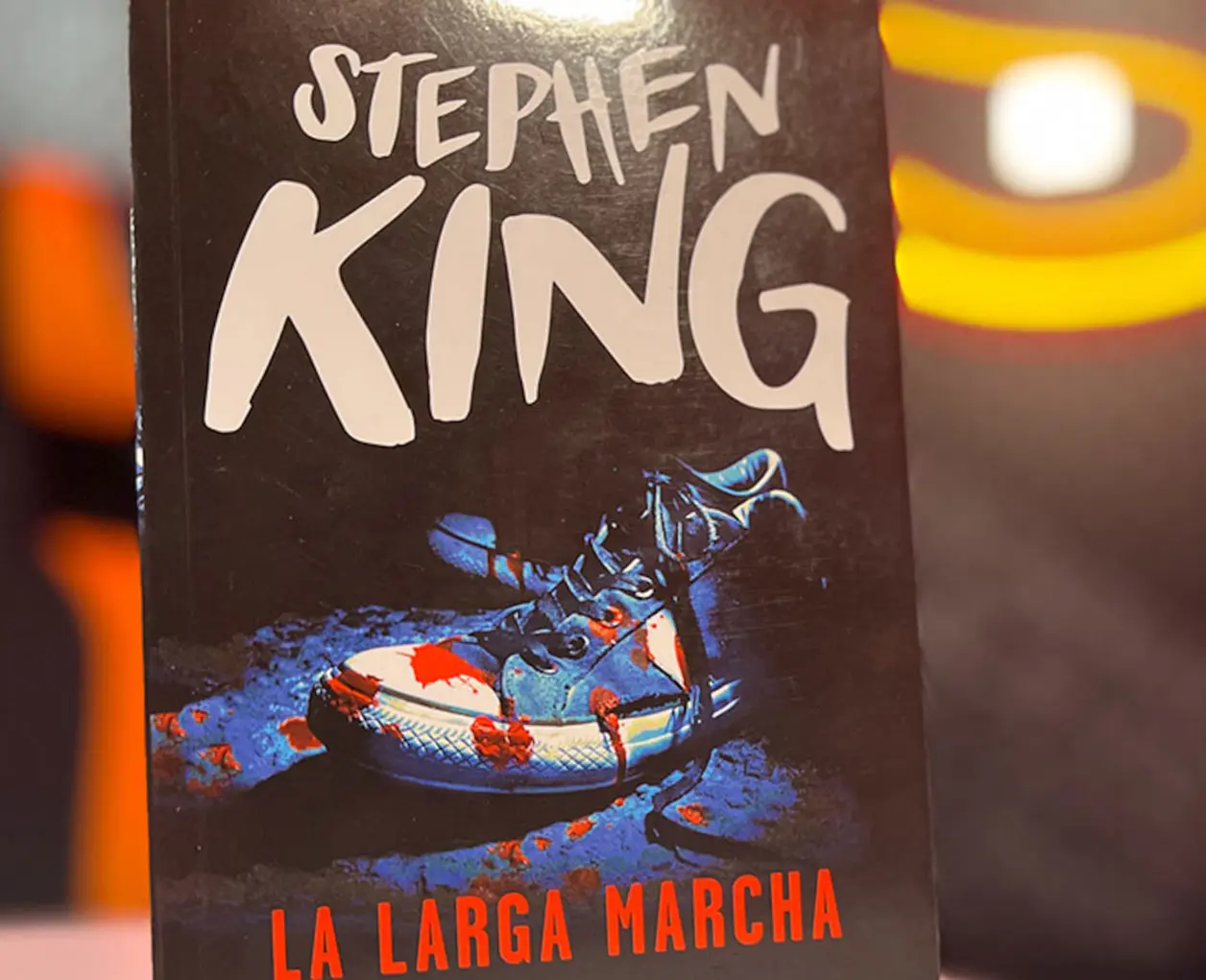 Stephen King publicó esta novela distópica en 1979, como un libro de bolsillo, bajo el seudónimo de Richard Bachman, con el título original de The long walk