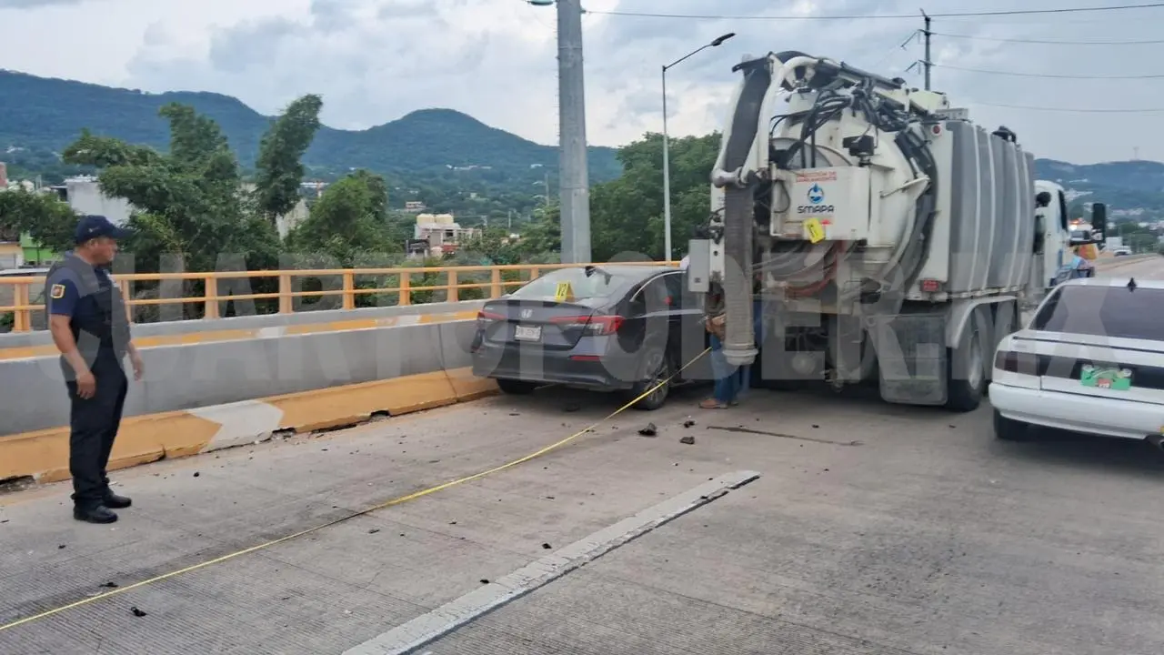 Embiste pipa a dos vehículos particulares