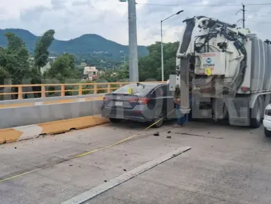 Embiste pipa a dos vehículos particulares