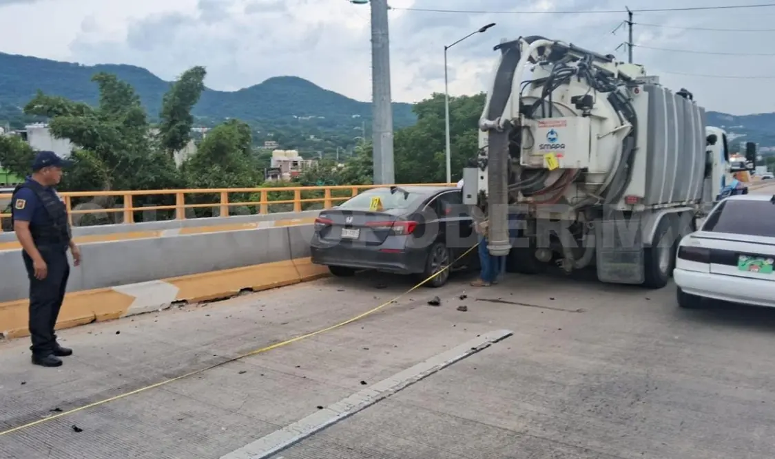 La pipa quiso, al parecer, pasar entre los dos vehículos y los colisionó. Ulises Villalobos / CP 