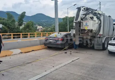 Embiste pipa a dos vehículos particulares