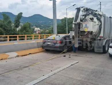 Embiste pipa a dos vehículos particulares