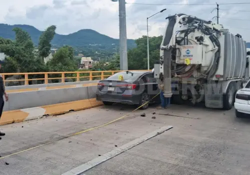 Embiste pipa a dos vehículos particulares