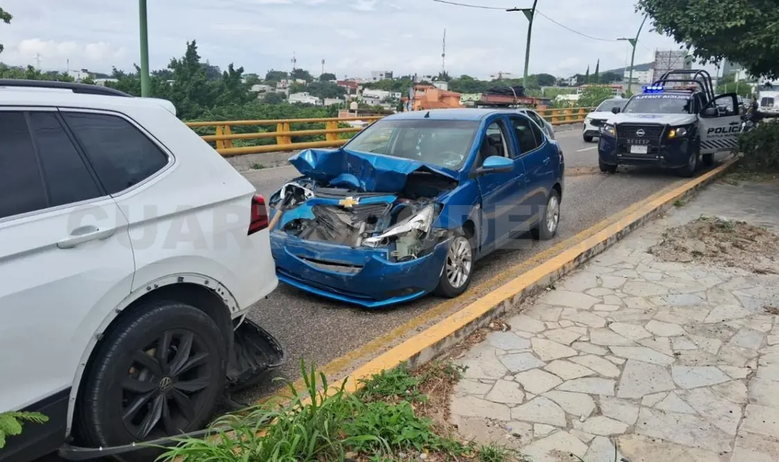 Por no guardar la distancia reglamentaria entre vehículos, se fue a estampar en el de enfrente. Ulises Villalobos / CP