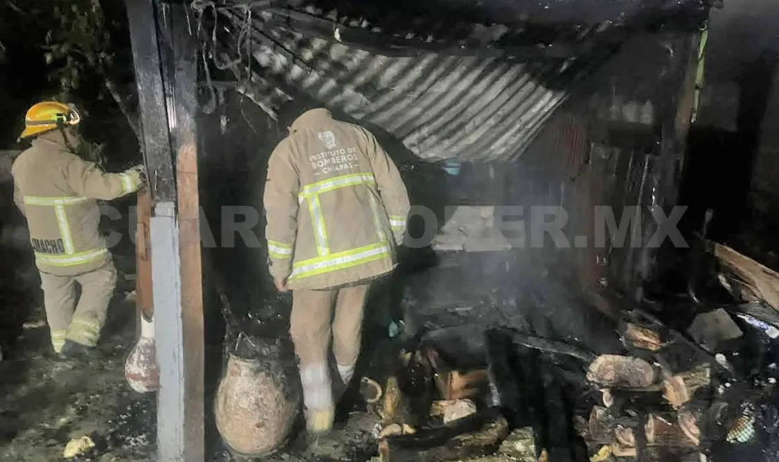 Las voraces llamas arrasaron con la vivienda, donde una persona inhaló humo. Ulises Villalobos / CP