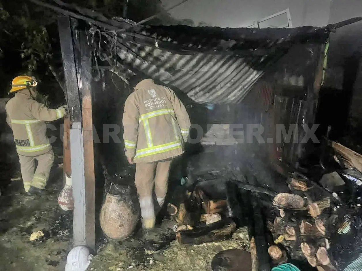 Las voraces llamas arrasaron con la vivienda, donde una persona inhaló humo. Ulises Villalobos / CP