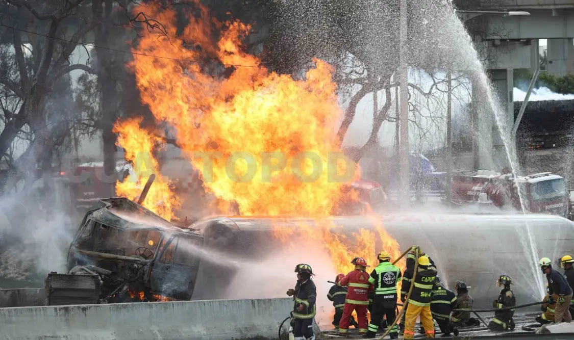 La explosión ocurrió debajo de un puente, lo que dejó 3 fallecidos y 70 heridos. El Universal