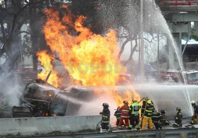Explosión de pipa deja 3 muertos y 70 heridos