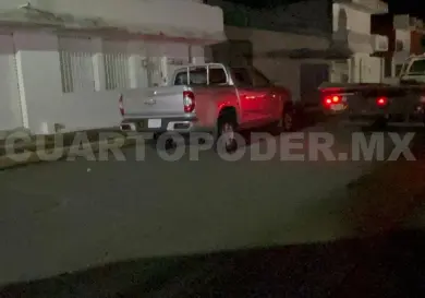 Acaban motoristas lesionados al chocar en camioneta