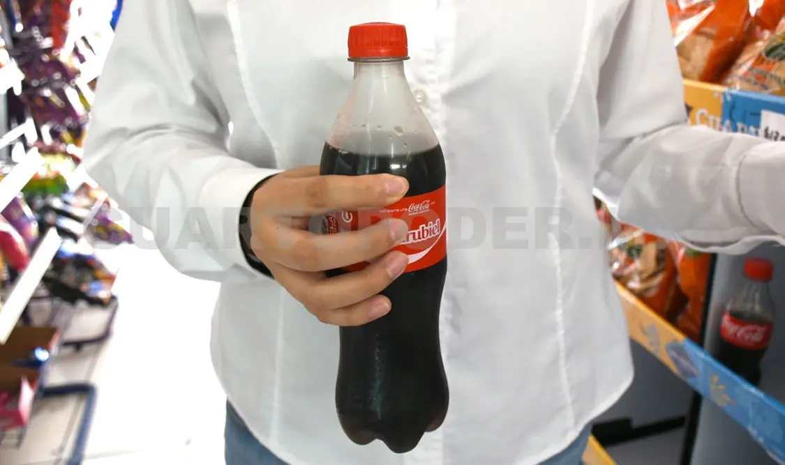 Luis Ángel Salazar Méndez señala que el precio no es un problema en el consumo de estas bebidas. Guillermo Ramos / CP