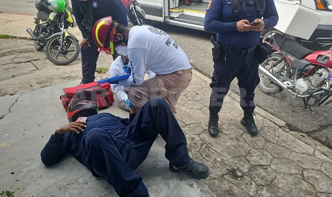 El individuo estaba policontundido luego de estamparse en la parte trasera de un vehículo particular a la altura del barrio San Francisco. Ulises Villalobos / CP