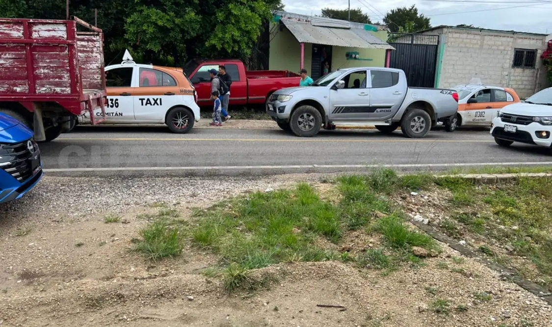 Al parecer la pick up no guardó la distancia necesaria con el taxi. Juan Orel / CP