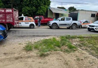Camioneta se estampa en transporte público